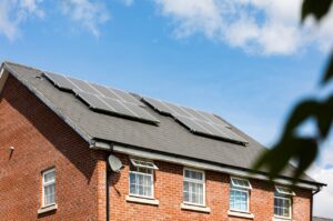 Zonne-energie opslaan én gebruiken? Zo haal je er alles uit 